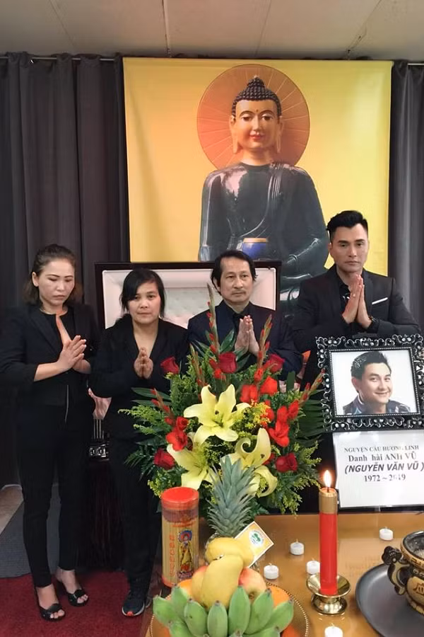 Nam ca sĩ giải thích, đêm đó hai người còn ngồi nói chuyện với nhau. Thậm chí 4h sáng, Anh Vũ còn dậy đi tìm đồ ăn. Ảnh: FBNV.