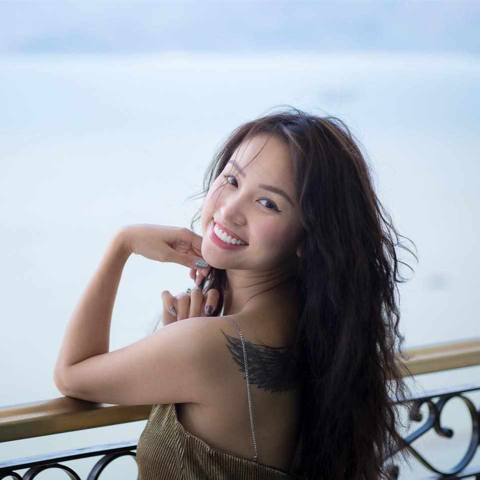 Ở tuổi U40, dù sở hữu chiều cao khiêm tốn nhưng bà mẹ một con vẫn biết cách khoe khéo vẻ đẹp gợi cảm trên cơ thể.