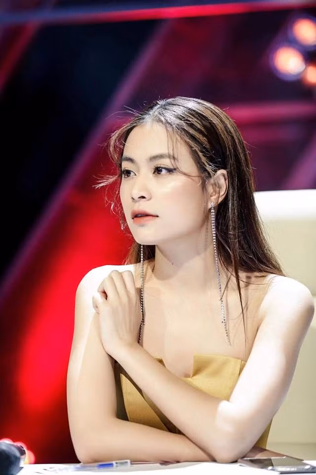 Theo đó, giọng ca 8X chia sẻ: "Nhiều lúc tôi nghĩ ai mà là bạn trai tôi không biết sẽ yêu thế nào, vì ngoài công việc tôi cũng dành nhiều thời gian cho gia đình, bạn bè nữa, nên người yêu không biết phải chia thời gian ra sao. Tôi tiêu tốn thời gian 24 tiếng rất hiệu quả nhưng chưa có thời gian dành cho tình yêu. Tuy nhiên tôi nghĩ sẽ có người phù hợp thôi".