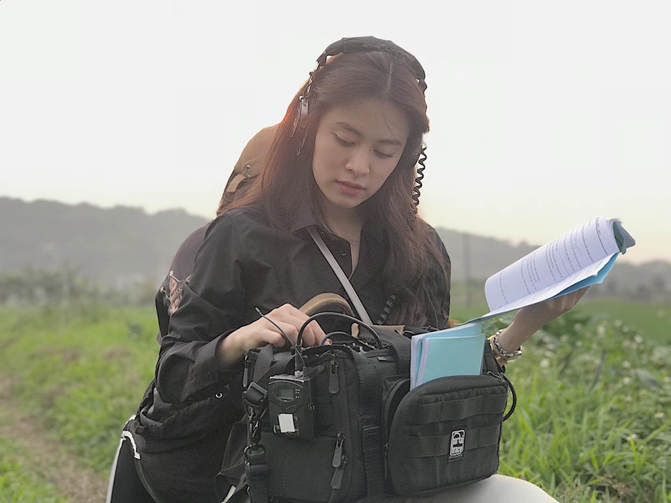 Nữ ca sĩ - diễn viên rất hào hứng chia sẻ cảm xúc vui mừng khi được quay lại đóng phim truyền hình, nhưng lại khá dè dặt khi được hỏi về chuyện tình cảm. Đặc biệt là thời gian gần đây, Hoàng Thùy Linh vướng nghi vấn nghi vấn chia tay siêu mẫu Vĩnh Thụy sau một thời gian hẹn hò bí mật.