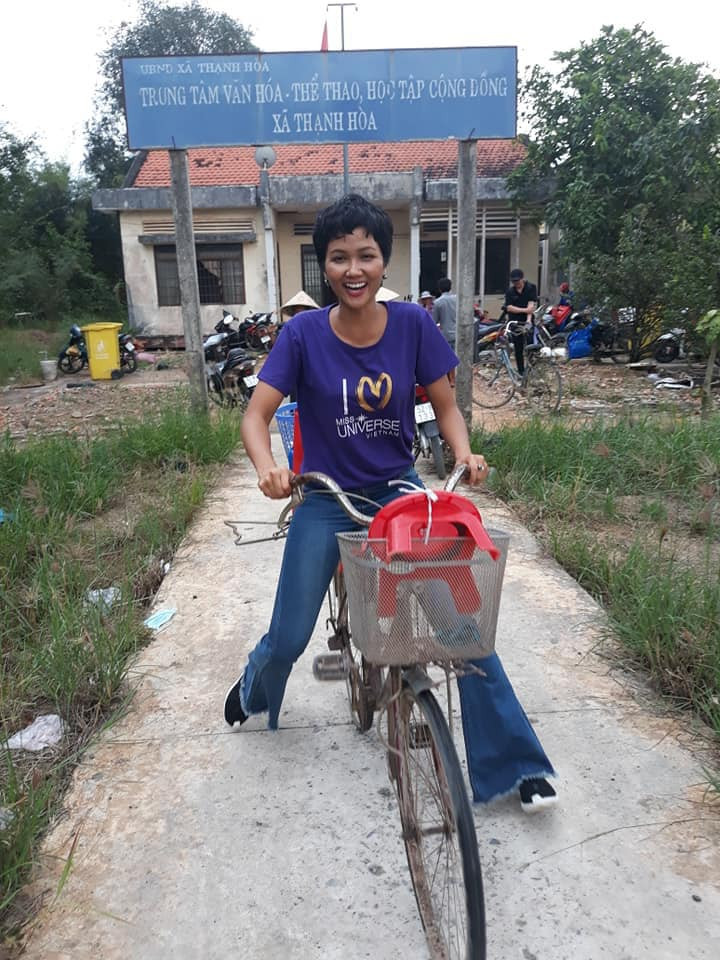 Nàng hậu mặt hớn hở khi được "trở về tuổi thơ" trên chiếc xe đạp cũ.