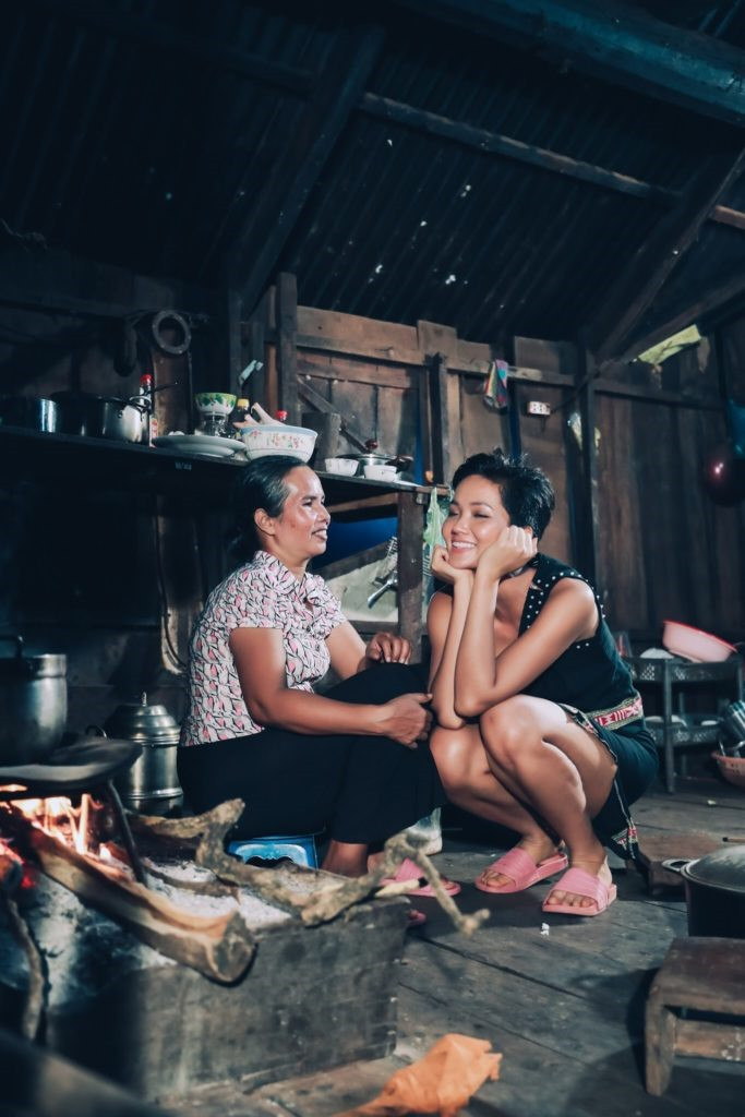 Khoảnh khắc giản dị, hạnh phúc của H'hen Niê bên mẹ trong căn bếp nhỏ làm lay động trái tim của nhiều người.