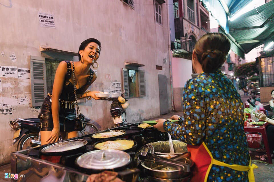 Đi mua đồ ăn thôi mà cũng cười thả ga thế này cô Hen ơi! Ảnh: Zing.