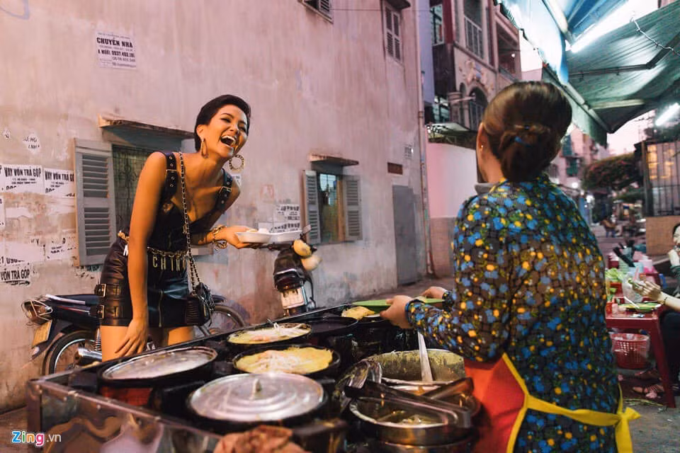 Đi mua đồ ăn thôi mà cũng cười thả ga thế này cô Hen ơi! Ảnh: Zing.