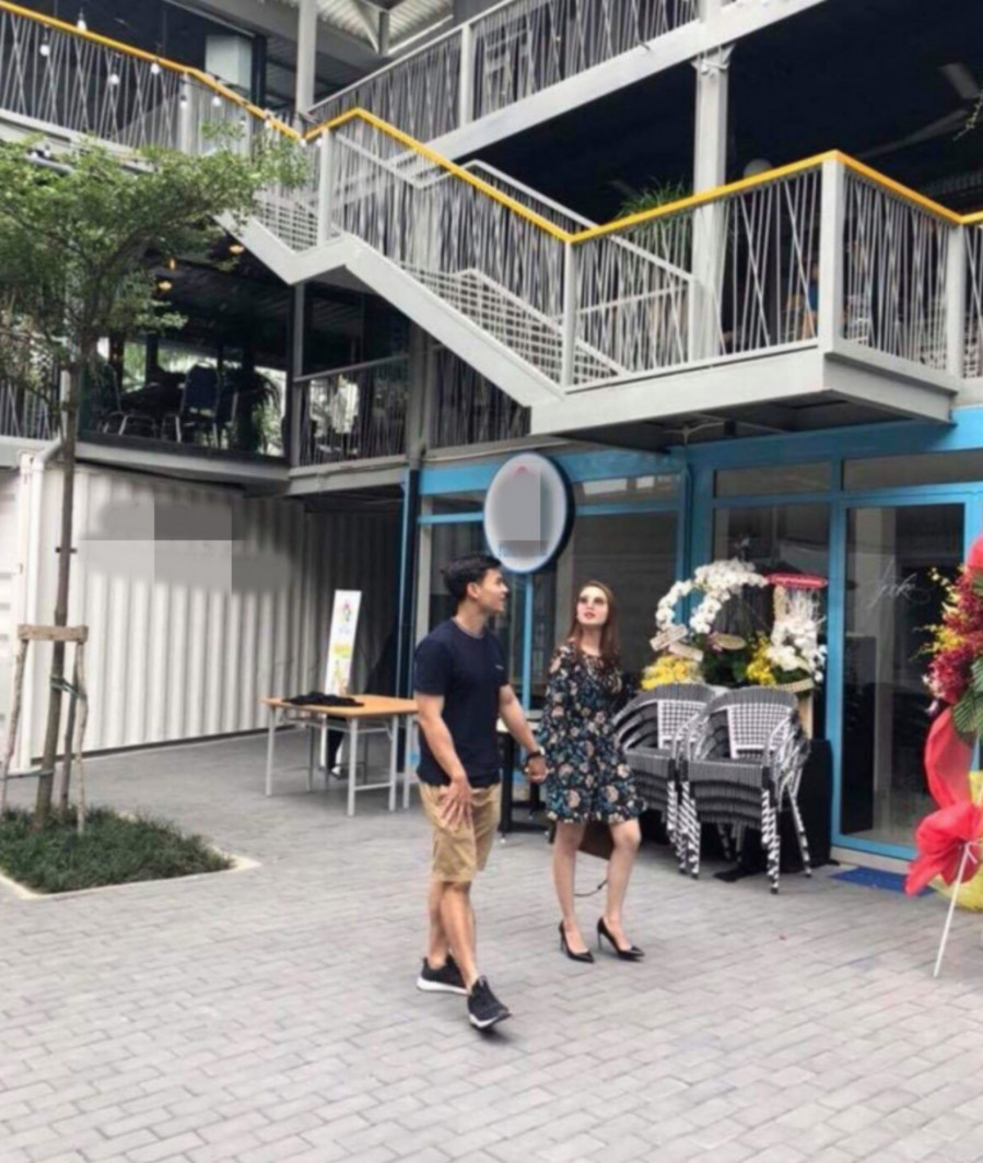 Yến Trang hài hước cho biết: “Lúc tin đám cưới bị lộ ra ngoài, mọi người đều bất ngờ bởi trước đó không hề có thông tin Yến Trang yêu ai, bên cạnh ai. Nhưng tôi đã nhanh chóng sắp xếp ổn thỏa, vì với tôi tình cảm là chuyện riêng tư. Tôi có thể chia sẻ mọi thứ nhưng chuyện tình cảm thì không”.