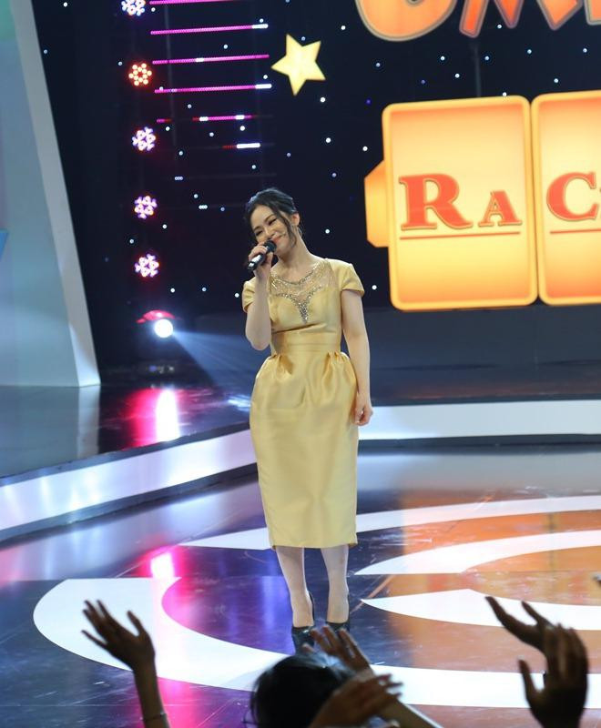 Lần xuất hiện mới nhất này là cơ hội để giọng ca 8X gửi lời cảm ơn đến những người bạn đã luôn đồng hành cùng cô lúc khó khăn qua bài hát “Gọi tên tôi nhé bạn thân hỡi”. Ảnh: VTV.