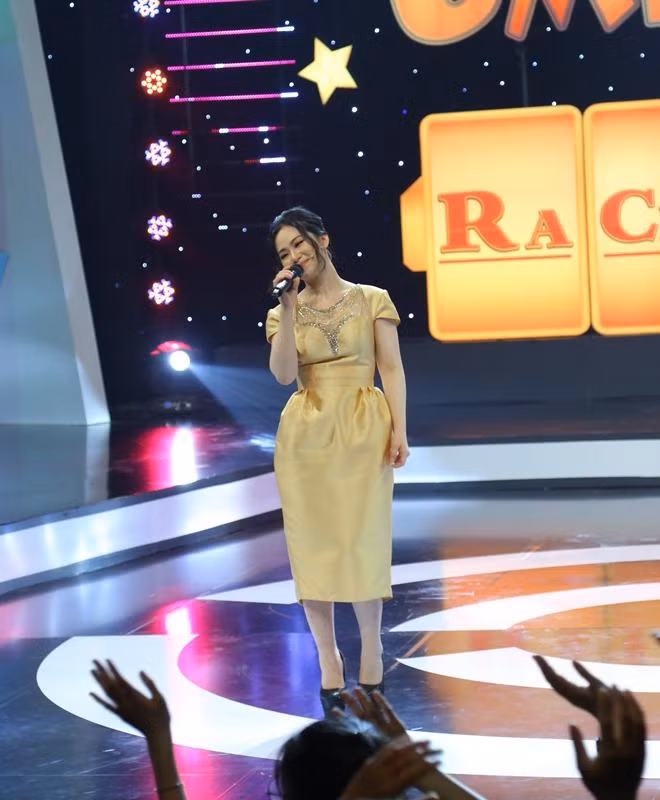 Lần xuất hiện mới nhất này là cơ hội để giọng ca 8X gửi lời cảm ơn đến những người bạn đã luôn đồng hành cùng cô lúc khó khăn qua bài hát “Gọi tên tôi nhé bạn thân hỡi”. Ảnh: VTV.