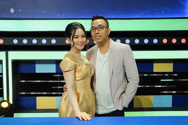 Sau một thời gian lặn mất tăm khỏi làng giải trí, gần đây, nữ ca sĩ hoạt động nghệ thuật tích cực trở lại, thường xuyên cập nhật hình ảnh lên trang cá nhân. Mới đây, cựu thành viên nhóm H.A.T gây bất ngờ khi tái xuất với vai trò là khách mời trong gameshow Úm ba la ra chữ gì tập 10 trên VTV3.