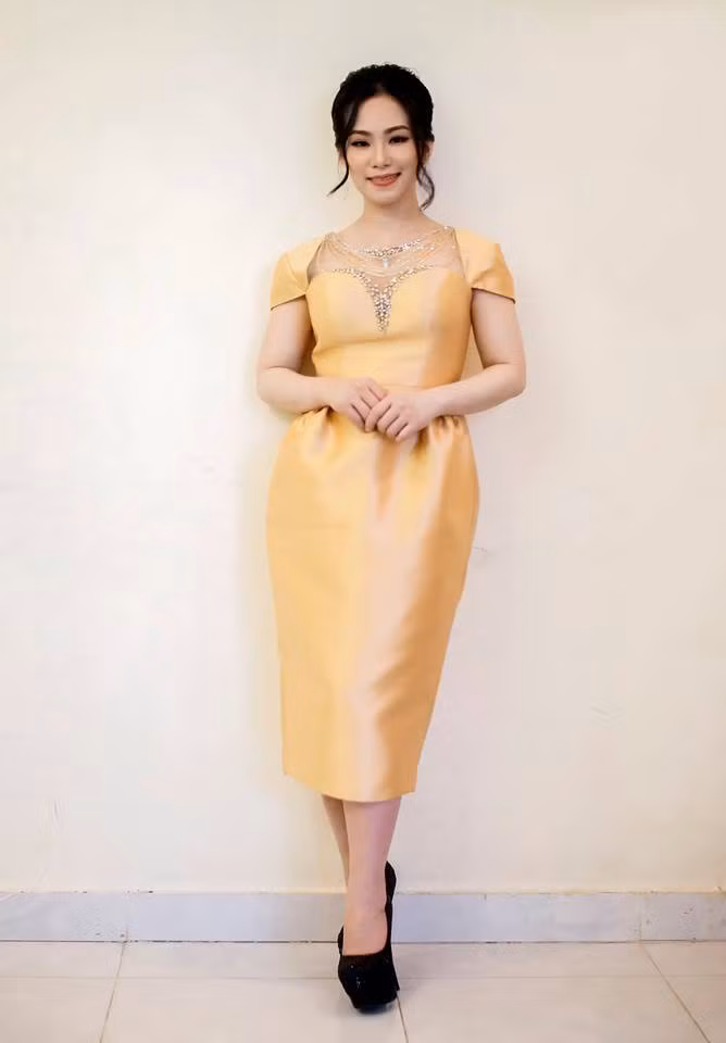 Năm 2015, giọng ca "Cô gái Trung Hoa" quyết định sang Canada để sinh con và làm mẹ đơn thân, bỏ mặc đằng sau ồn ào tình cảm với nhạc sĩ Khánh Đơn.