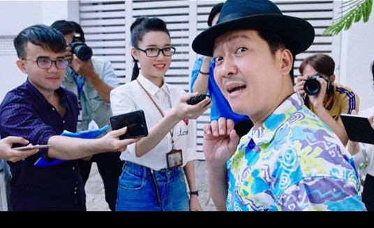 "Phóng viên" Nhã Phương mặc trang phục trẻ trung, khoe dáng vóc thon gọn khi đóng video quảng cáo cùng ông xã trong lần tái xuất gần đây.