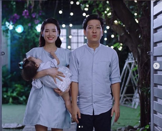 Mặc dù Nhã Phương vướng tin đồn sinh con nhưng cả nữ diễn viên lẫn Trường Giang đều giữ im lặng.