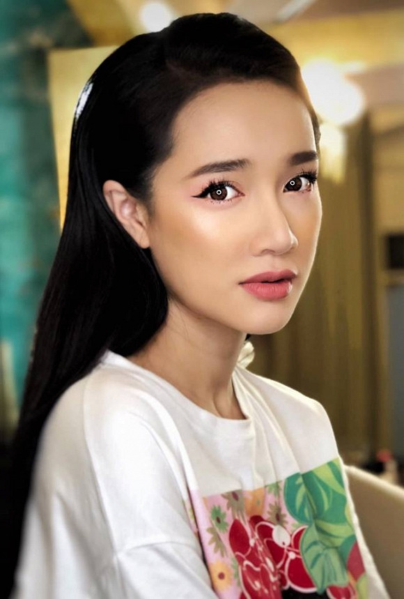 So với gương mặt bầu bĩnh ở thời điểm vướng tin đồn mang thai và bí mật sinh con cho Trường Giang, Nhã Phương trong hình ảnh mới nhất trông khá thon gọn.