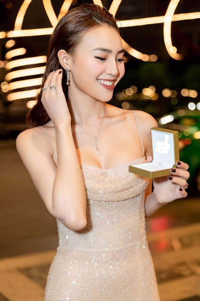 Bên cạnh những đồn đoán về chuyện Lan Ngọc sắp kết hôn, không ít dân mạng tinh ý nhận ra nữ diễn viên mới đây còn quảng cáo cho một hãng trang sức nổi tiếng. Từ đây, họ cho rằng có thể bức ảnh trên cũng chỉ là một sản phẩm quảng cáo của người đẹp mà thôi. Ảnh: FBNV.