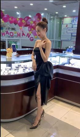 Chưa rõ thực hư nhưng nhiều người đồn đoán, nếu đúng "gái già" Lan Ngọc sắp kết hôn thì người đàn ông đó không ai khác chính là chàng ca sĩ kiêm nhạc sĩ điển trai Chi Dân - bạn trai tin đồn của cô.