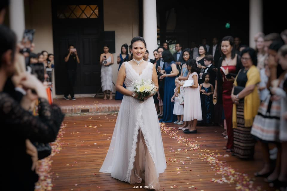 Thông tin từ trang web của tập đoàn quốc tế CDC, nơi Thiri Thant Mon đang giữ vị trí Đại diện quốc gia tại Myanmar, Thiri Thant Mon xuất thân trong một gia đình quý tộc danh giá gốc Yangon. Cô từng được đào tạo và có sự nghiệp ở Mỹ và Anh. Ảnh: Amour &amp; Co. Photography/FBNV.