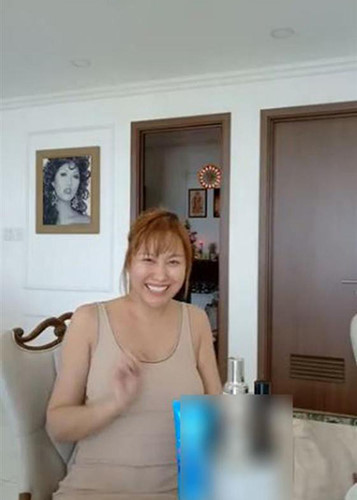 "Nữ hoàng dao kéo" để lộ gương mặt nhợt nhạt, 3 vòng mất cân đối trong chiếc váy bó sát.