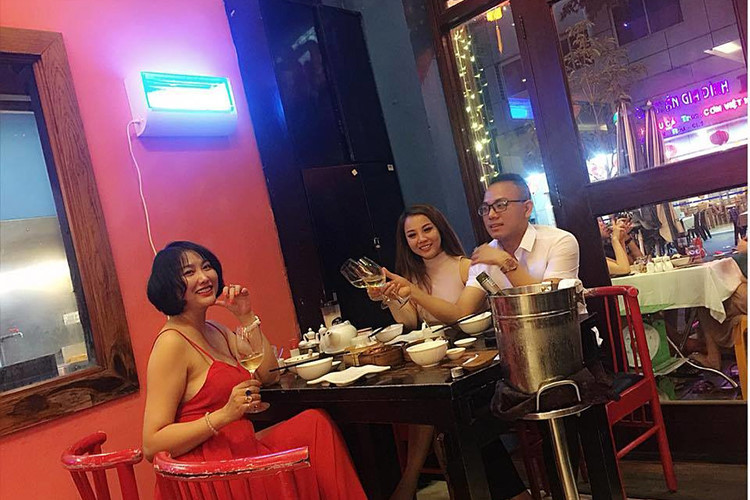 Vòng một dao kéo của Phi Thanh Vân bị chê ngày càng xập xệ, vòng 3 biến dạng.