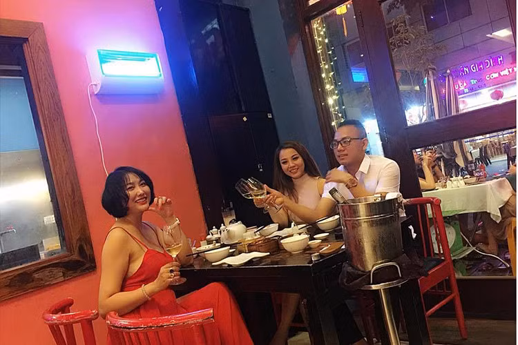 Vòng một dao kéo của Phi Thanh Vân bị chê ngày càng xập xệ, vòng 3 biến dạng.