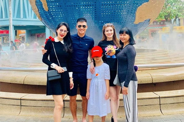 Mặc dù thường xuyên chia sẻ ảnh của con gái nhưng vợ chồng Thủy Tiên luôn biết cách che khéo khuôn mặt hay chụp từ phía sau.