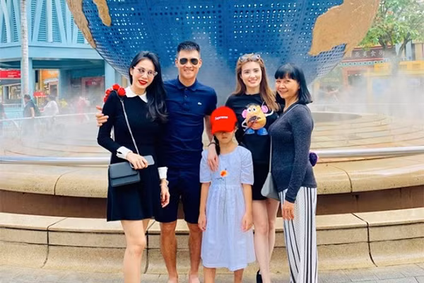 Mặc dù thường xuyên chia sẻ ảnh của con gái nhưng vợ chồng Thủy Tiên luôn biết cách che khéo khuôn mặt hay chụp từ phía sau.