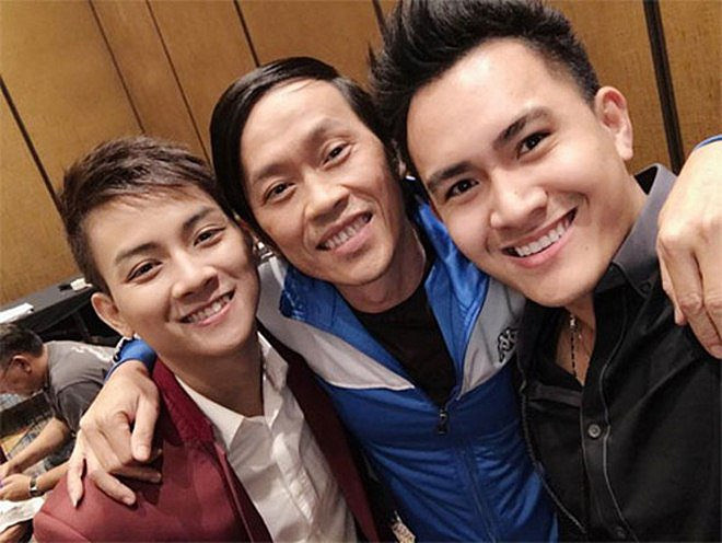 Là một trong những nghệ sĩ có nhiều con nuôi nhất showbiz, nhưng Hoài Linh giấu nhẹm thông tin về con ruột. Mãi đến tháng 5/2016, danh hài mới công khai người con trai ruột tên Võ Lê Thành Vinh. Con trai Hoài Linh sinh năm 1990, hiện đang định cư tại Mỹ.