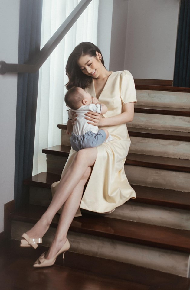 Giấu kín chuyện mang bầu và sinh con sau khi kết hôn với ông xã thiếu gia vào tháng 7 năm ngoái, mãi đến đầu tháng 1/2019, Á hậu Tú Anh mới thừa nhận đã sinh con trai đầu lòng - tên ở nhà là bé Kem.