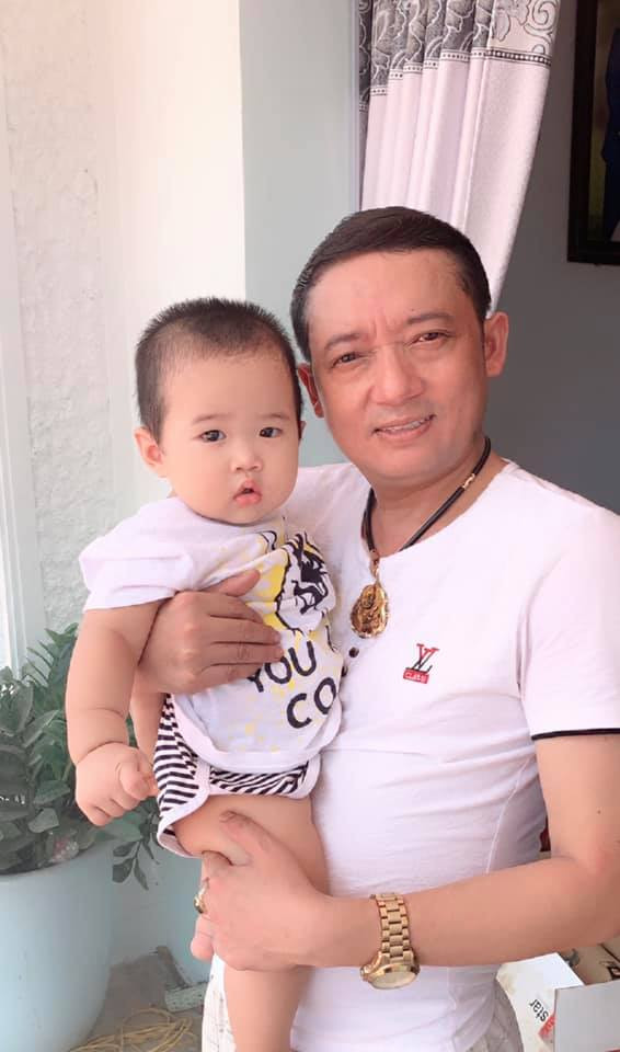 Con trai hơn một tuổi của nam danh hài và vợ ba vô cùng bụ bẫm, đáng yêu. Con trai lớn với người vợ cả đã vào Đại học Sư phạm và chuyển đến sống cùng vợ chồng Chiến Thắng tại Vĩnh Phúc để tiện cho việc đi học.