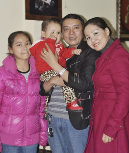 Sau cuộc hôn nhân đầu đổ vỡ, danh hài gốc Vĩnh Phúc tái hôn với Nguyễn Thanh Tám. Vợ hai là bạn học của Chiến Thắng từ thời cấp 3.