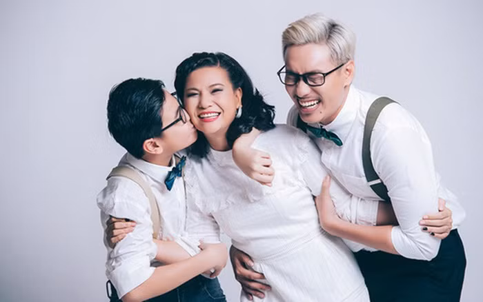 Sau khi chia tay Thái Hòa và có một cậu con trai riêng, Cát Phượng đến với nam diễn viên kém cô 18 tuổi - Kiều Minh Tuấn.