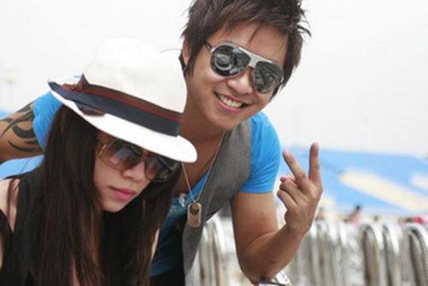 Ca sĩ Tuấn Hưng cũng dính nghi vấn từng có mối quan hệ tình cảm với Hà Hồ. Tuy vậy, trong lần gần đây khi bị hỏi chuyện cũ, nam ca sĩ tỏ ra không mấy hài lòng.