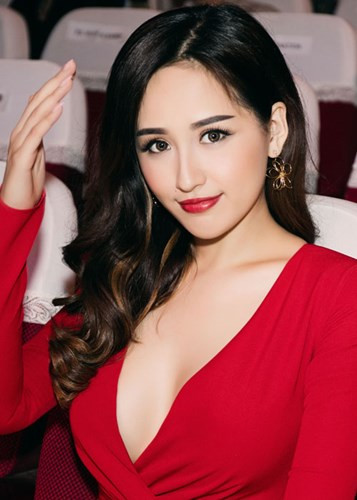 Trong bộ đầm đỏ khoét ngực sâu của NTK Minh Tú, chân dài sinh năm 1988 trở nên thực sự nổi bật giữa đám đông.