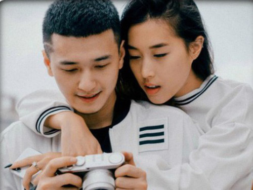 Huỳnh Anh cũng đã có bạn gái mới tên Y Vân. Không chỉ công khai thể hiện tình cảm, nam diễn viên còn tiết lộ, Y Vân là người ở bên động viên, dành niềm tin tuyệt đối trong thời điểm anh tuyệt vọng nhất. Ảnh: FBNV.