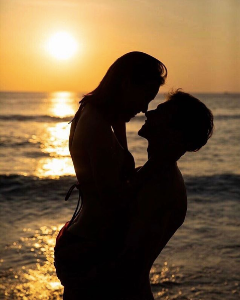 Điều đó dường như là không thể khi mới đây Hoàng Oanh công khai có bạn trai Tây. Cô cho biết cả hai mới yêu nhau được vài tháng và trong giai đoạn tìm hiểu.