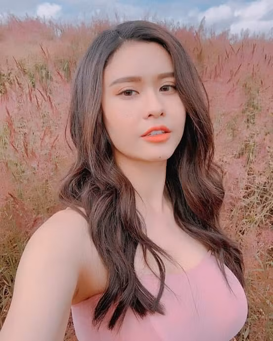 Dù đã trải qua sinh nở nhưng Trương Quỳnh Anh vẫn trẻ trung, xinh đẹp rạng ngời và quyến rũ ở tuổi 30.