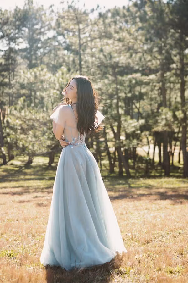 Trong những bộ đầm "công chúa" bồng bềnh của NTK Lâm Lâm, "bà mẹ một con" Trương Quỳnh Anh khoe vẻ đẹp dịu dàng, tinh khôi như nàng thơ.