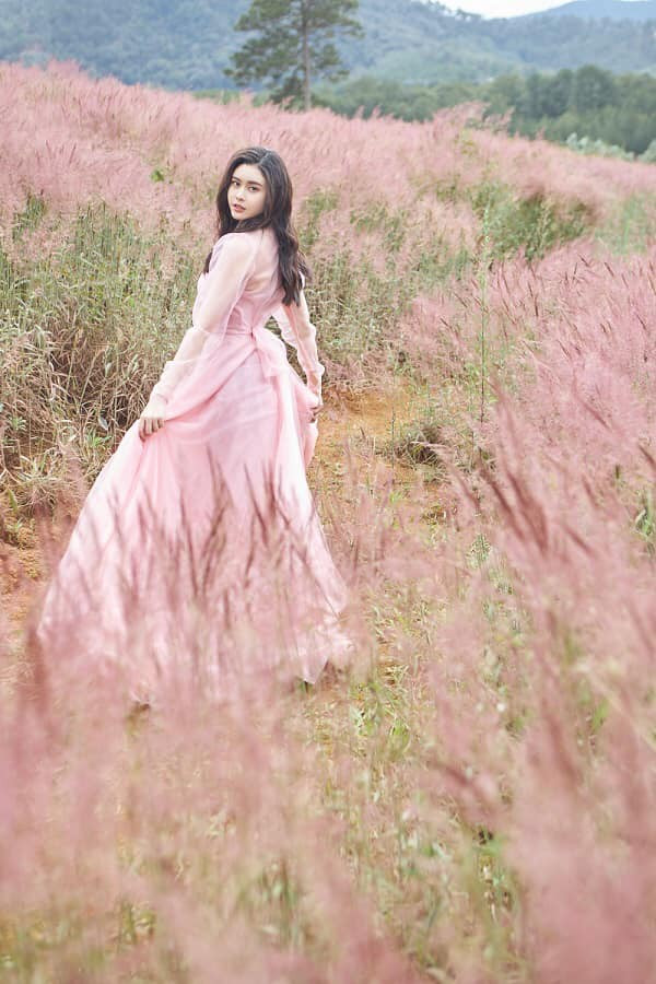 Qua ca khúc này, Trương Quỳnh Anh muốn gửi đến thông điệp: "Người con gái chỉ trải qua một lần thanh xuân, hãy biết yêu thương bản thân mình trước khi yêu người khác. Là phụ nữ, đừng vì một người mà phải hối tiếc những tháng ngày tươi đẹp đã qua".