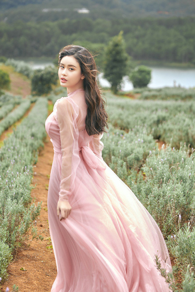  Vợ cũ của nam ca sĩ Tim còn khiến fan trầm trồ khi hờ hững khoe vòng 1 lấp ló, nóng bỏng dưới lớp váy áo mỏng tang.