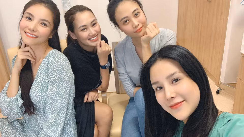 Diệp Lâm Anh mới sinh con đã khoe vẻ đẹp tươi tắn, rạng rỡ khi được hội chị em thân thiết trong showbiz tới thăm.