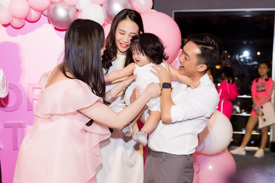 Vợ chồng Đàm Thu Trang cũng góp mặt trong ngày sinh nhật của con gái bạn thân. Bà xã Cường đô la còn đặt cho Diệp Lâm Anh biệt danh "superwomen" và bày tỏ mong muốn nhanh chóng gia nhập hội "bà mẹ bỉm sữa".