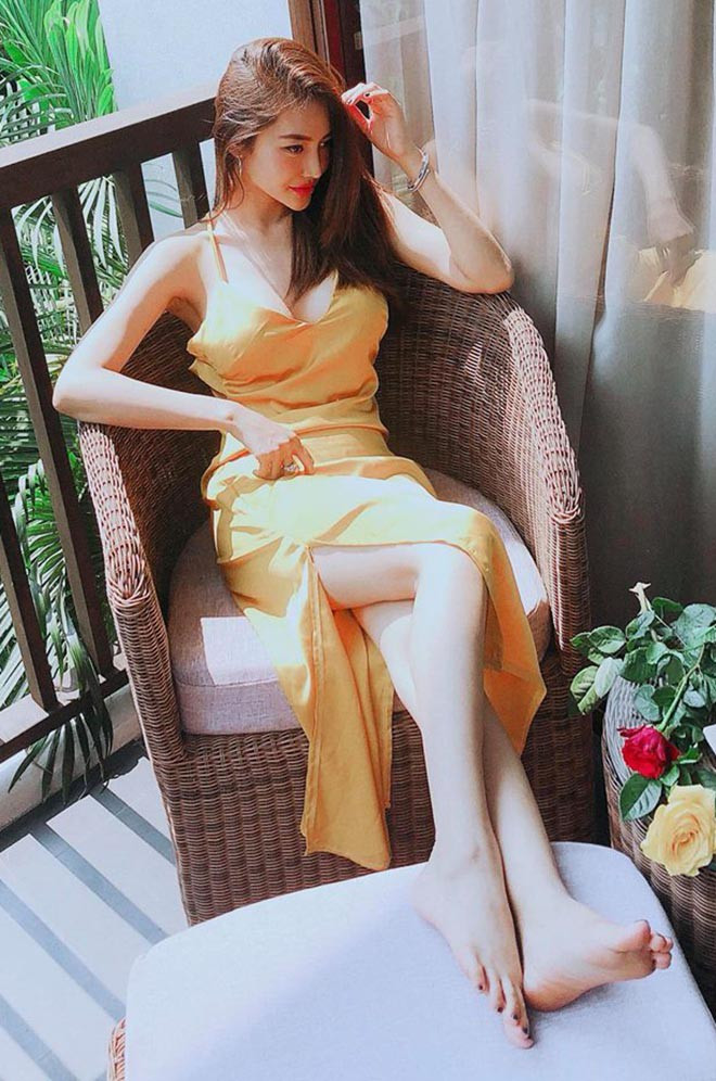 Giữa ồn ào, chân dài sinh năm 1990 bất ngờ có phản ứng "lạ". Cô viết: "Mọi chuyện đã qua, những gì đã sống chả bao giờ nuối tiếc. Mình hết lòng nhưng sự đền đáp dẫu thế nào thì lòng vẫn sẽ bình yên miễn là mình chưa từng sống sai và luôn sống hết mình. Hôm nay dẫu thế nào, câu chuyện 2 đứa mình có đi về đâu thì thà cứ rõ ràng như vậy người anh nhỉ... "Đã từng"... Ừ thì "Đã từng". Chỉ tiếc rằng bản thân mình đặt và kỳ vọng nhiều thứ vào đó quá."