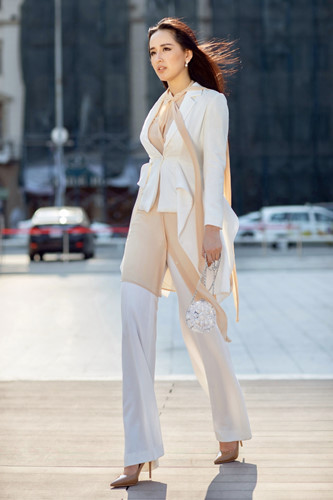 Người đẹp tăng cân trông thấy so với thời điểm mới đây khi tái xuất với vai trò là thành viên Bam giám khảo cuộc thi Miss World Việt Nam 2019.