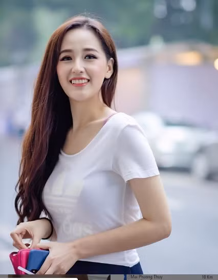 Cô từng bàng hoàng chia sẻ trên trang cá nhân khi cân nặng đạt ngưỡng 70kg và vòng một chạm ngưỡng 95 cm. Lý do một phần là bởi "mới một tuần ăn mì gói mà nó lên như tên lửa"...