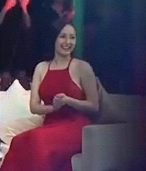 Tuy vậy, chiếc đầm đỏ gợi cảm lại vô tình làm lộ thân hình ngày càng phát tướng của Hoa hậu Việt Nam 2006. Ba vòng to lên trông thấy cộng với phần bờ vai và cánh tay "lực lưỡng" khiến Mai Phương Thúy dường như "lấn át" tất cả.