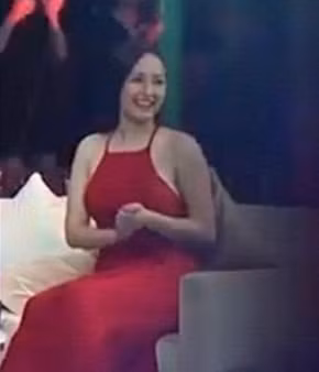 Tuy vậy, chiếc đầm đỏ gợi cảm lại vô tình làm lộ thân hình ngày càng phát tướng của Hoa hậu Việt Nam 2006. Ba vòng to lên trông thấy cộng với phần bờ vai và cánh tay "lực lưỡng" khiến Mai Phương Thúy dường như "lấn át" tất cả.