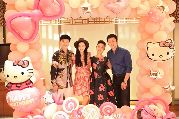 Người thừa kế nhà họ Lý còn thường xuyên thể hiện sự quan tâm tới gia đình Phạm Băng Băng khi thường xuyên tới ăn tối và trò chuyện cùng mọi người. 