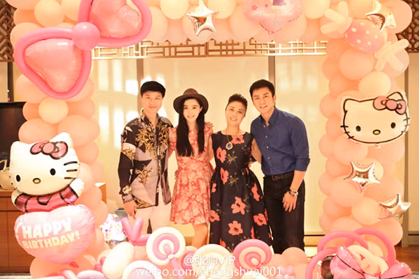 Người thừa kế nhà họ Lý còn thường xuyên thể hiện sự quan tâm tới gia đình Phạm Băng Băng khi thường xuyên tới ăn tối và trò chuyện cùng mọi người. 