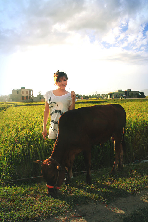 Trong một khoảnh khắc khác, mỹ nhân sinh năm 1982 trông chẳng khác nào một cô gái quê thực thụ khi có dịp được thăm thú cánh đồng quê và trải nghiệm công việc đồng áng.