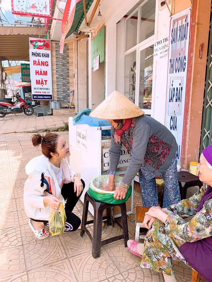 Người đẹp tâm sự: "Cho đến bây giờ thì Kỳ vẫn thấy bản thân mình hạnh phúc nhất khi được sống giản dị nhất và được mặc bộ đồ rẻ nhất, mang đôi dép lê cũng rẻ nhất. Vì điều đó sẽ làm Kỳ không bị cám dỗ hay đánh mất chính mình trong cuộc sống".