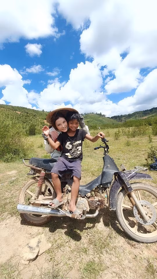 Trên trang cá nhân của mình, Lý Nhã Kỳ vẫn luôn tự nhận mình là cô gái nghèo, thích sống đơn giản và đam mê lao động.