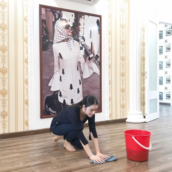 ... hay tự tay lau dọn công ty, nhà cửa của mình.